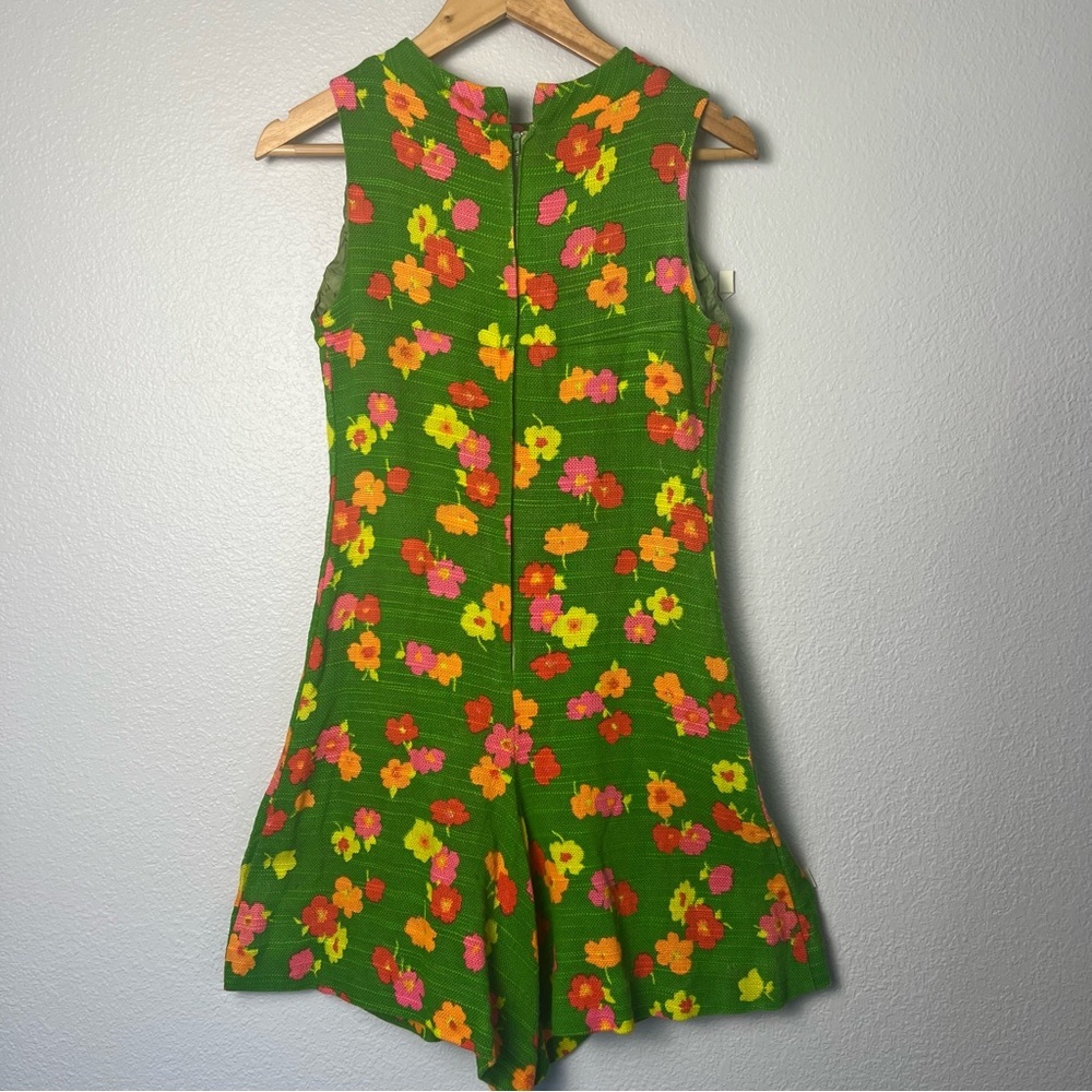 Unique Festival Mod style Green Floral 60's Romper Shorts.
Size: XS-S